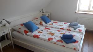 Un dormitorio con una cama con flores. en Ostsee Cottage en Sehlendorf