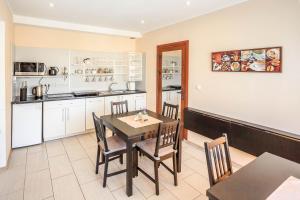 eine Küche und ein Esszimmer mit Tisch und Stühlen in der Unterkunft Villavida in Posen