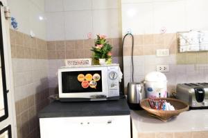 Kuchyň nebo kuchyňský kout v ubytování Plus Hostel Ayutthaya