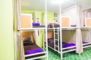 Palanda nebo palandy na pokoji v ubytování Plus Hostel Ayutthaya + 37 fotografií