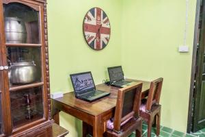 TV a/nebo společenská místnost v ubytování Plus Hostel Ayutthaya