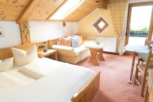 sypialnia z łóżkiem i kanapą w pokoju w obiekcie Ferienhaus Tannenblick w mieście Leutasch +37 zdjęć