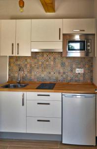 A kitchen or kitchenette at Catapeixe Holiday Apartments