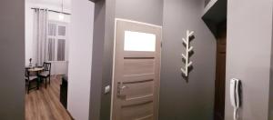 Una puerta a una habitación con comedor en Apartamenty Równa, en Kielce