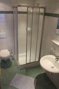 ein Badezimmer mit Dusche, Waschbecken und Toilette in der Unterkunft Haus Gamskogl in Neustift im Stubaital + 30 Fotos