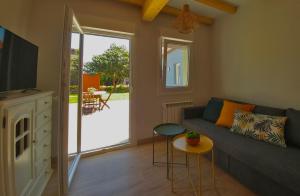 A television and/or entertainment centre at Catapeixe Holiday Apartments