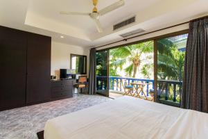卡馬拉海灘的住宿－The Club Residence Kamala Beach，一间带大床的卧室和一个阳台
