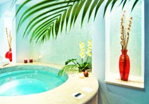 A piscina localizada em Grand Regal Hotel ou nos arredores