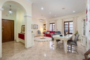 salon ze stołem i jadalnią w obiekcie Downtown Ronda -Parking included- w mieście Ronda +9 zdjęć