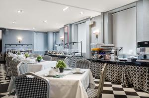 a restaurant with tables and chairs and a counter at Hotel Asset Torrejón in Torrejón de Ardoz