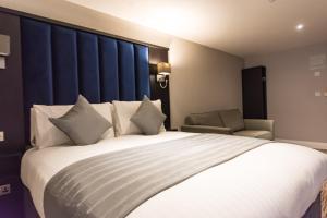 Postel nebo postele na pokoji v ubytování St Nicholas Hotel Colchester
