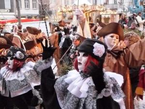 un grupo de personas vestidas con disfraces en un desfile en Les Lauriers, en Limoux