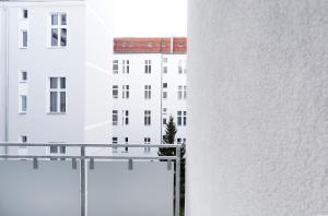 une vue d'un bâtiment depuis un balcon dans l'établissement SC 02 by ROCKCHAIR Apartments l SUPERHOST Status l 4 Bedrooms Boxspringbeds 2 Bathrooms Balcony Elevator - Cozy Family & Business Flair welcomes you!, à Berlin