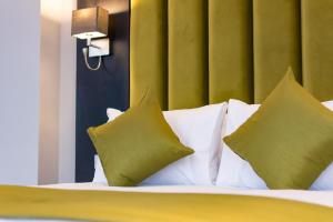 Postel nebo postele na pokoji v ubytování St Nicholas Hotel Colchester