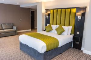 Postel nebo postele na pokoji v ubytování St Nicholas Hotel Colchester