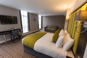 Postel nebo postele na pokoji v ubytování St Nicholas Hotel Colchester