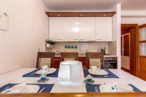 Kuchyň nebo kuchyňský kout v ubytování Apartments Lulic