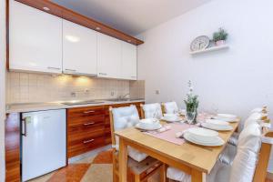 Kuchyň nebo kuchyňský kout v ubytování Apartments Lulic