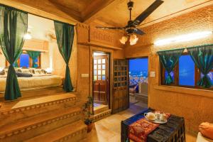 una camera da letto con un letto e vista sull'oceano di Zostel Jaisalmer a Jaisalmer