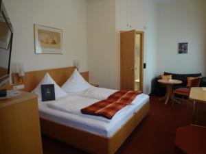 Ein Bett oder Betten in einem Zimmer der Unterkunft Hotel Rose Heidelberg inklusive Frühstück & Saunanutzung
