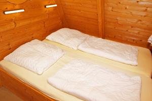 Säng eller sängar i ett rum på Zeltdachhaus _ sehr strandnah fuer