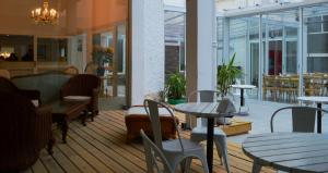 un restaurante con mesas y sillas en una terraza en Hotel Azul by MH, en Punta del Este