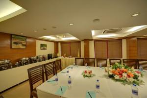 En restaurang eller annat matställe på Coraltree Hotel Bangalore