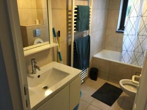 Ένα μπάνιο στο Appartement Courcelles