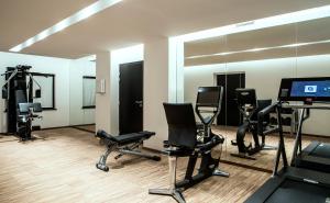 une salle de sport avec des chaises et un ordinateur dans l'établissement Hôtel Louvre-Lens - Esprit de France, à Lens