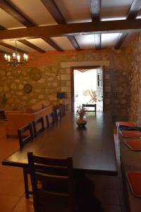 una sala da pranzo con un grande tavolo in legno e sedie di CASA RURAL MARY a Villalba Baja