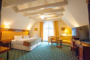 a hotel room with a bed and a television at Stadthotel Herzog Ludwig in Landshut