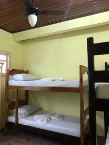Hostel Beach tesisinde bir ranza yatağı veya ranza yatakları