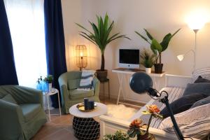 大諾瓦西的住宿－Léa de Paris，客厅配有沙发、椅子和电脑