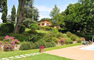a garden with a house in the background at Il Villino in Rabatta