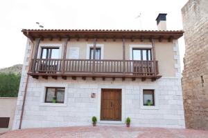 Imagen de la galería de Alameda I con CHIMENEA Salón y BARBACOA patio, en Curiel de Duero