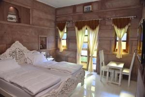 Un pat sau paturi într-o cameră la Dev Kothi - Boutique Heritage Stay