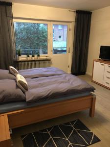 Un dormitorio con una cama grande con ventana. en Apartement Merlin, en Wilhelmshaven 13 fotos más