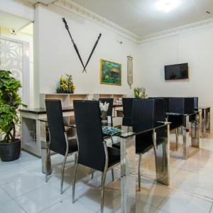 a dining room with a table and chairs at Hotel Alifa Syariah in Padang