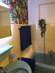y baño con aseo azul y bañera. en Apartement Merlin, en Wilhelmshaven