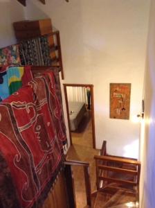 Habitación con cama y escalera que conduce a un dormitorio en Menetué Posada de Playa en Valeria del Mar