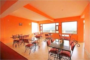 Φωτογραφία από το άλμπουμ του Hotel Avlokan - Near Kainchi Dham Mandir σε Bhowāli