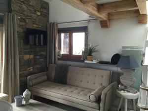 a living room with a couch and a window at L'appartement des ours in Les Houches