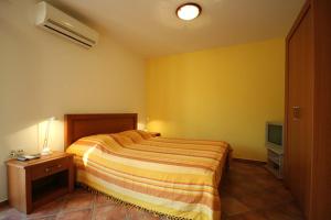 Łóżko lub łóżka w pokoju w obiekcie Apartmani Barbalić Dario