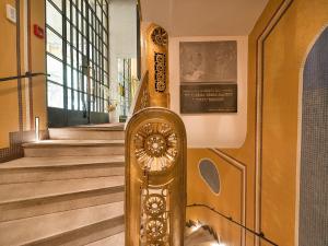 プラハにあるEA ホテル ロココの木時計