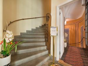 Una escalera en una casa con un cartel. en EA Hotel Rokoko en Praga