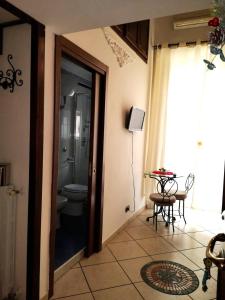 ein Badezimmer mit einem WC und einer Glastür in der Unterkunft B&B Art Suite Principe Umberto in Neapel