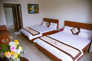 Postel nebo postele na pokoji v ubytování Huynh Duc Hotel