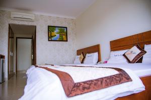 Postel nebo postele na pokoji v ubytování Huynh Duc Hotel