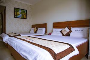 Postel nebo postele na pokoji v ubytování Huynh Duc Hotel