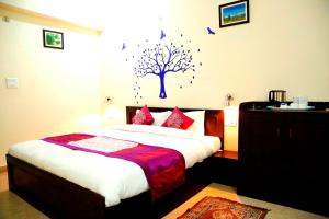 Φωτογραφία από το άλμπουμ του Hotel Avlokan - Near Kainchi Dham Mandir σε Bhowāli